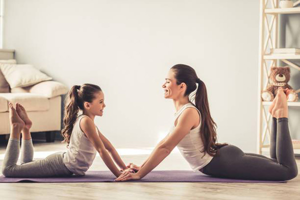 tập luyện yoga cùng con gái tại nhà